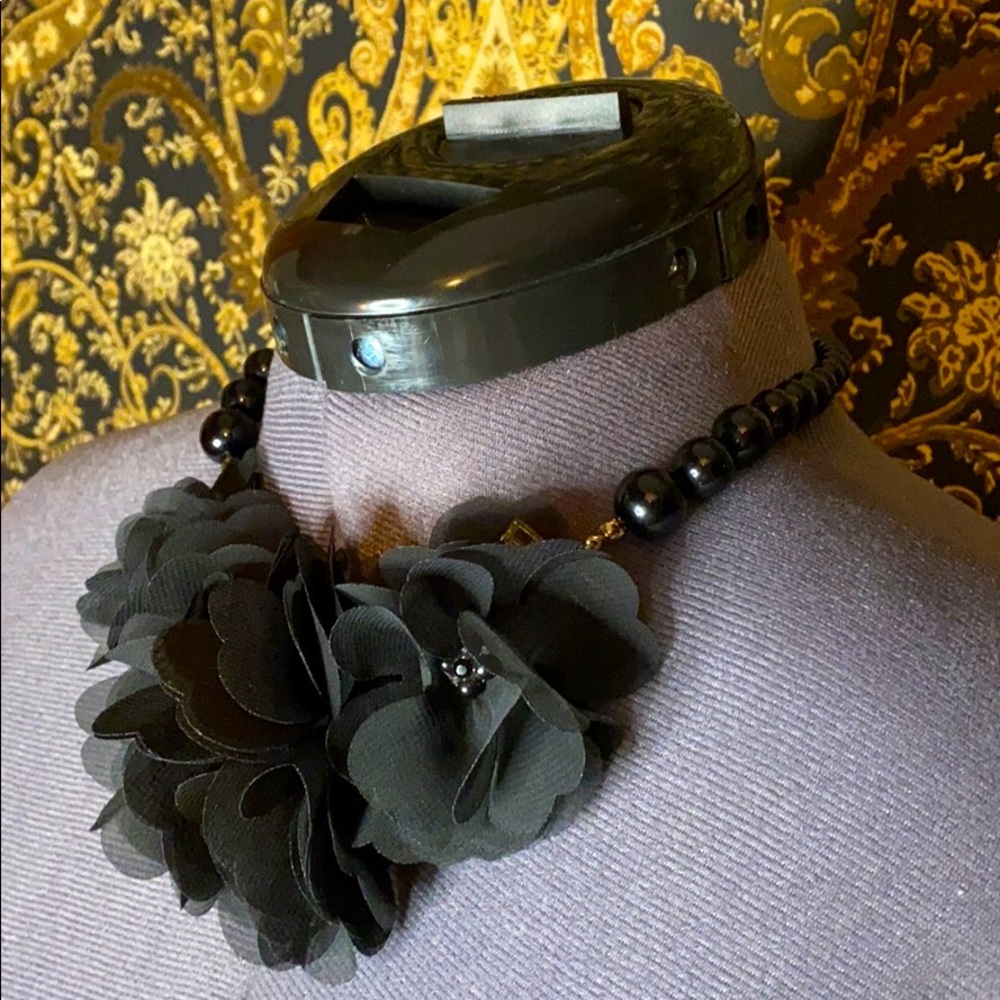 🖤 Vintage Black Floral Necklace